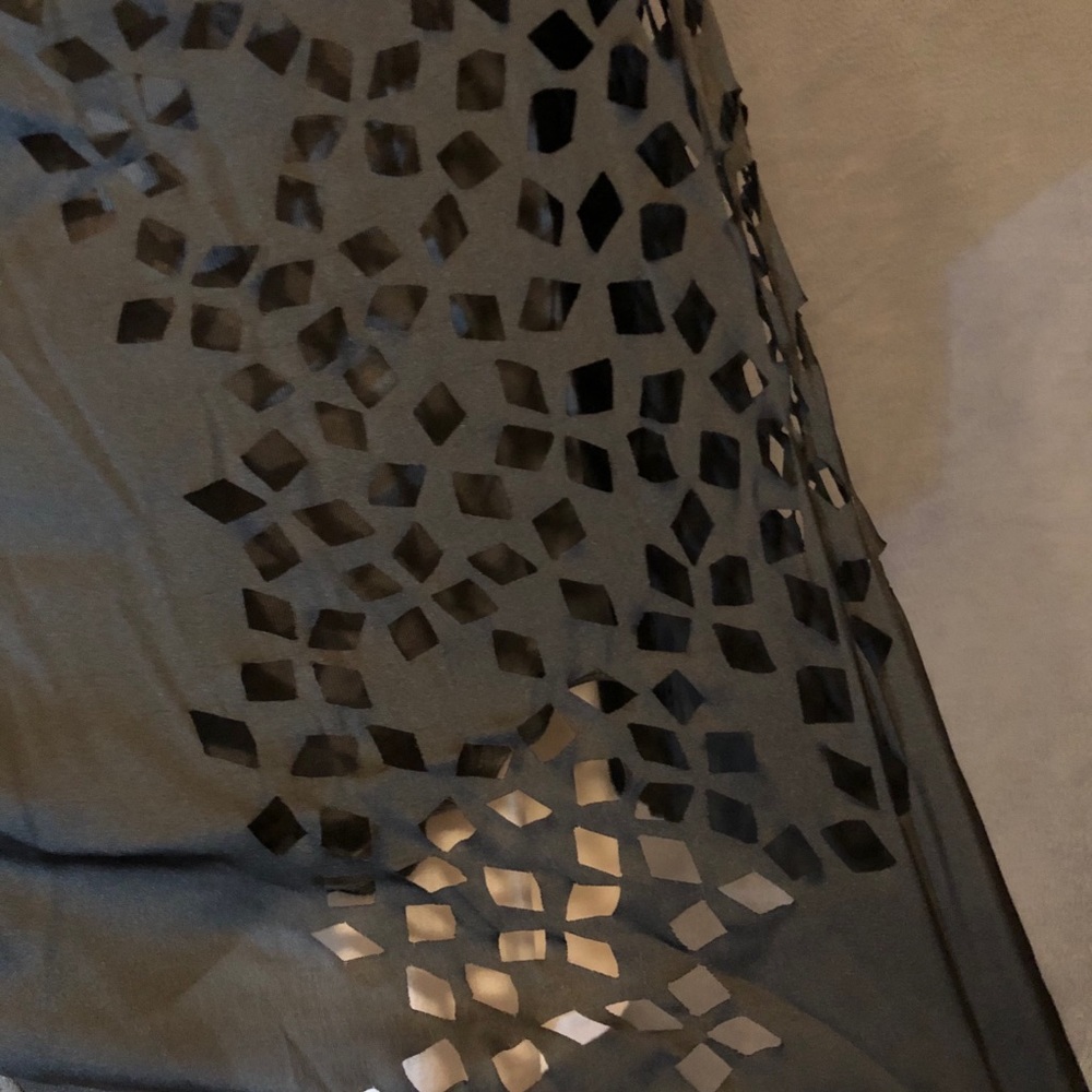 Small tank with cutout pattern - Picture 3 of 4